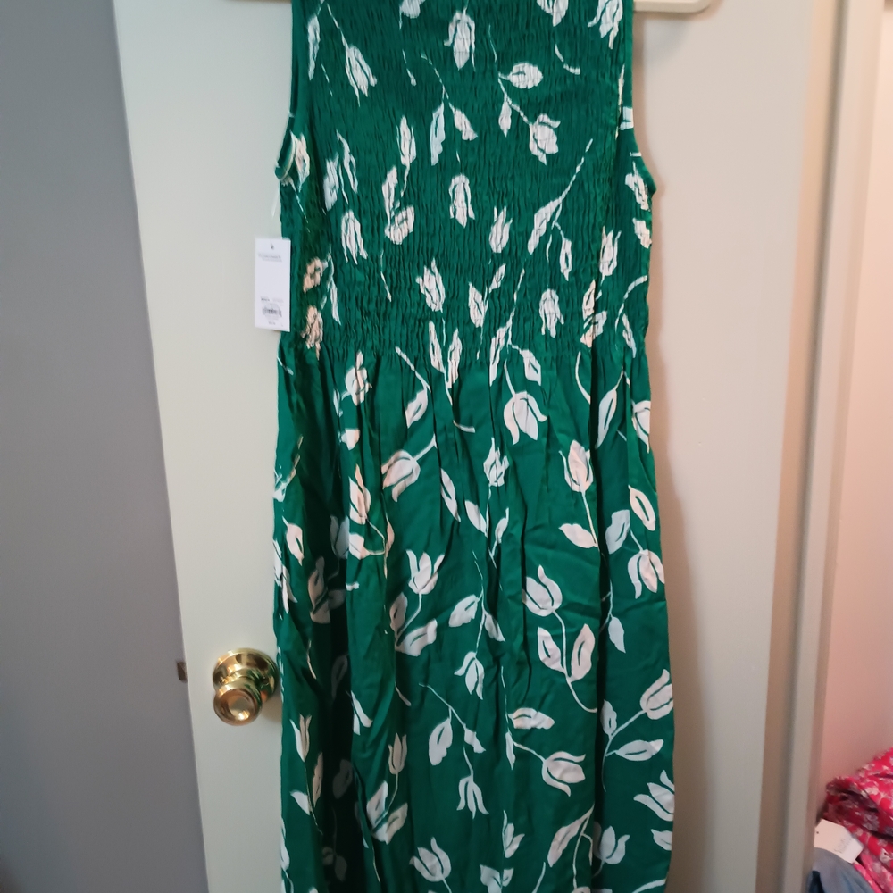 Women's MIDI Green And White Leaf Dress. New With Tags. Cute Ruched Top Size M